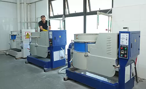 Machine de meulage et d'&eacute;bavurage 